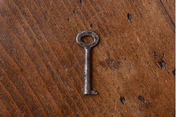 アンティーク家具　イギリスアンティーク　高級品!象嵌が美しいステンドグラス扉の脚付きブックケース(本箱・収納棚・ガラスケース)