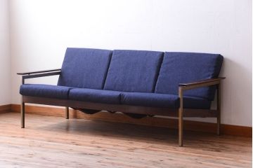 【R様ご成約分】北欧ビンテージ　ローズウッド材のシンプルな3人掛けアームソファ