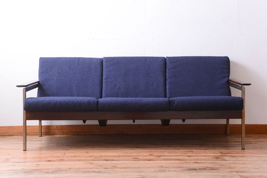 【R様ご成約分】北欧ビンテージ　ローズウッド材のシンプルな3人掛けアームソファ