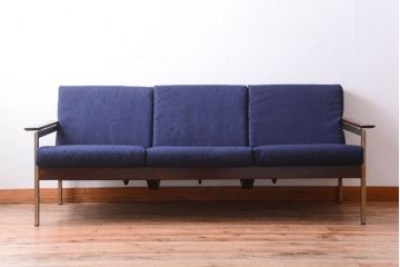 【R様ご成約分】北欧ビンテージ　ローズウッド材のシンプルな3人掛けアームソファ