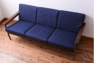 【R様ご成約分】北欧ビンテージ　ローズウッド材のシンプルな3人掛けアームソファ