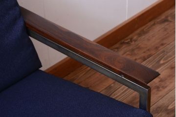 【R様ご成約分】北欧ビンテージ　ローズウッド材のシンプルな3人掛けアームソファ