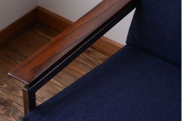 【R様ご成約分】北欧ビンテージ　ローズウッド材のシンプルな3人掛けアームソファ