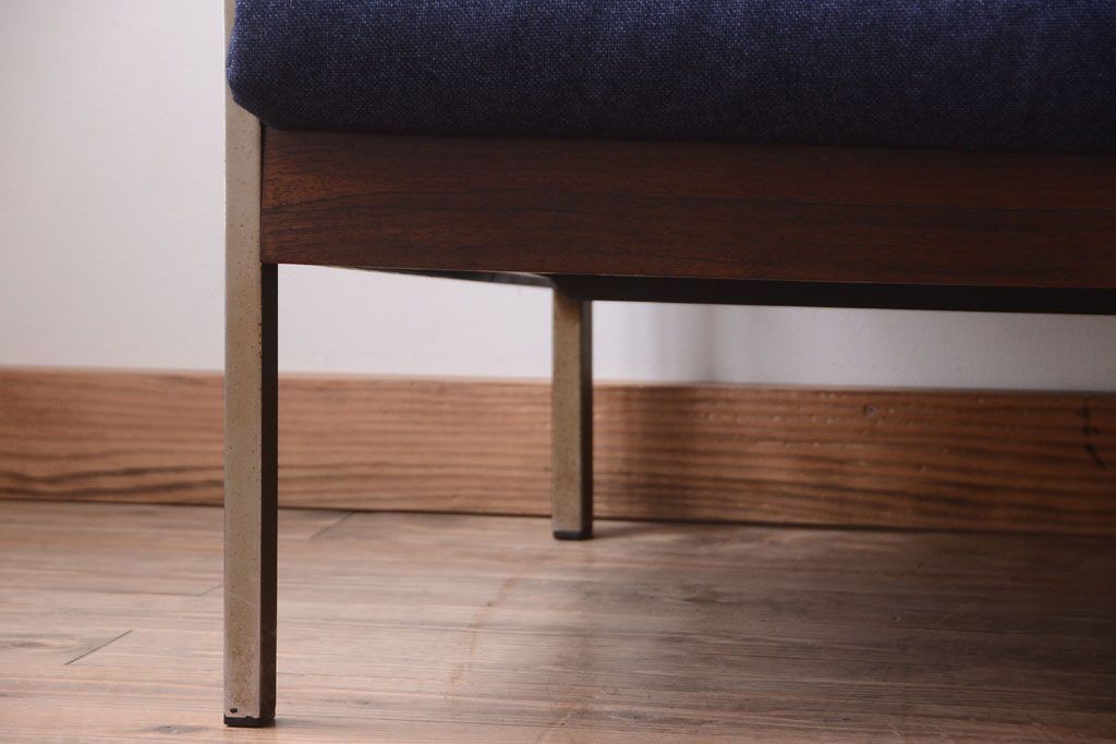 【R様ご成約分】北欧ビンテージ　ローズウッド材のシンプルな3人掛けアームソファ