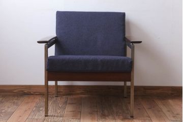 ヴィンテージ家具　北欧ビンテージ　ローズウッド材のシンプルな1人掛けアームソファ(1)