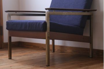 ヴィンテージ家具　北欧ビンテージ　ローズウッド材のシンプルな1人掛けアームソファ(1)