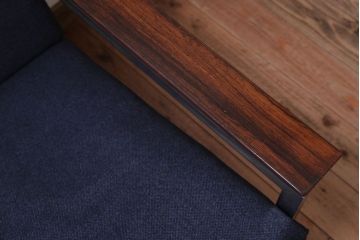 ヴィンテージ家具　北欧ビンテージ　ローズウッド材のシンプルな1人掛けアームソファ(1)