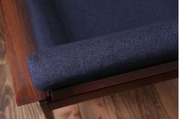 ヴィンテージ家具　北欧ビンテージ　ローズウッド材のシンプルな1人掛けアームソファ(1)