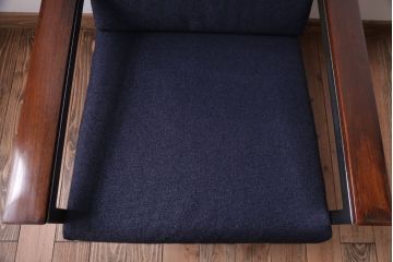 ヴィンテージ家具　北欧ビンテージ　ローズウッド材のシンプルな1人掛けアームソファ(2)