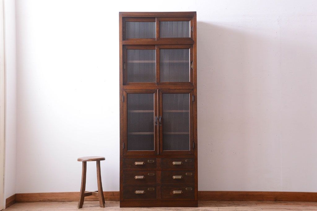 アンティーク家具　和製アンティーク　一本物　モールガラス入り!前面カバ材の縦型戸棚