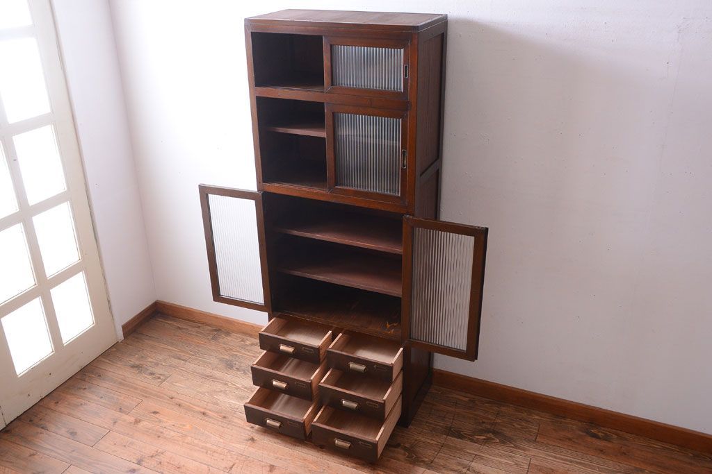 アンティーク家具　和製アンティーク　一本物　モールガラス入り!前面カバ材の縦型戸棚