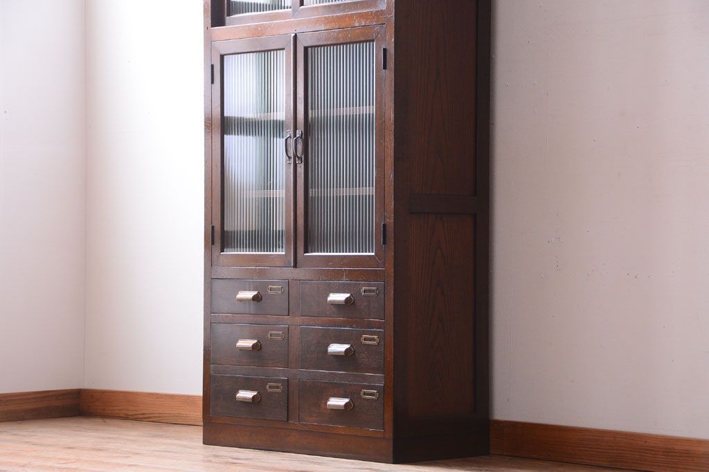 アンティーク家具　和製アンティーク　一本物　モールガラス入り!前面カバ材の縦型戸棚