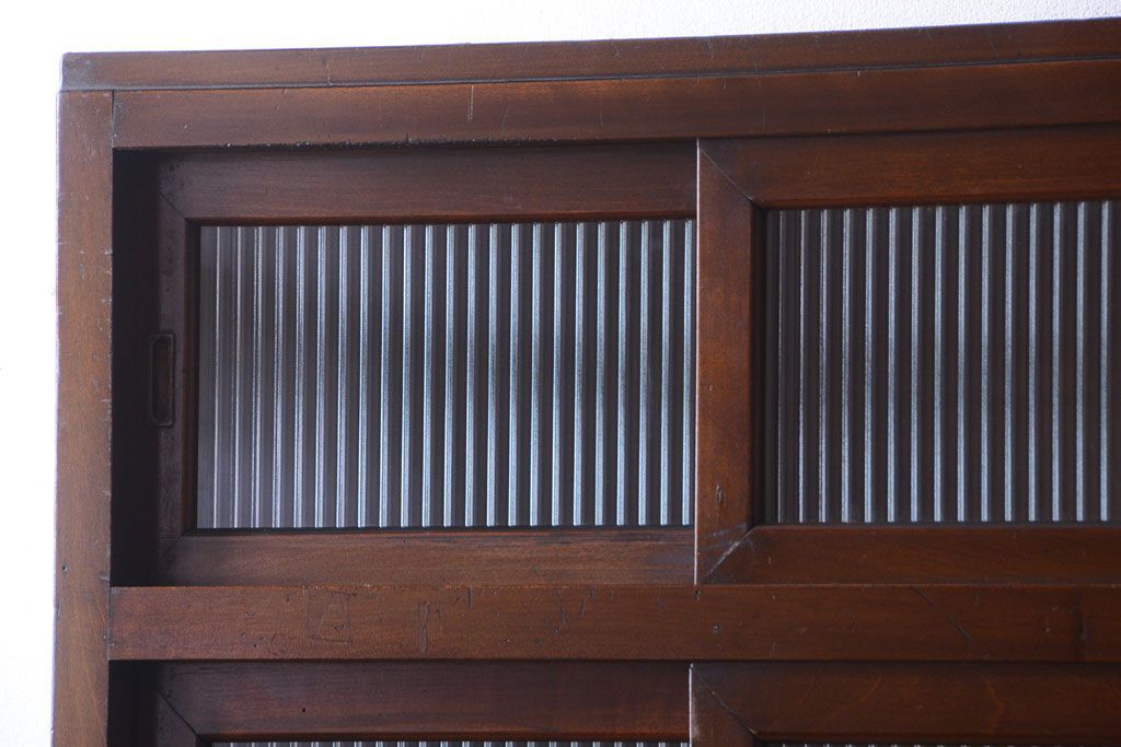 アンティーク家具　和製アンティーク　一本物　モールガラス入り!前面カバ材の縦型戸棚