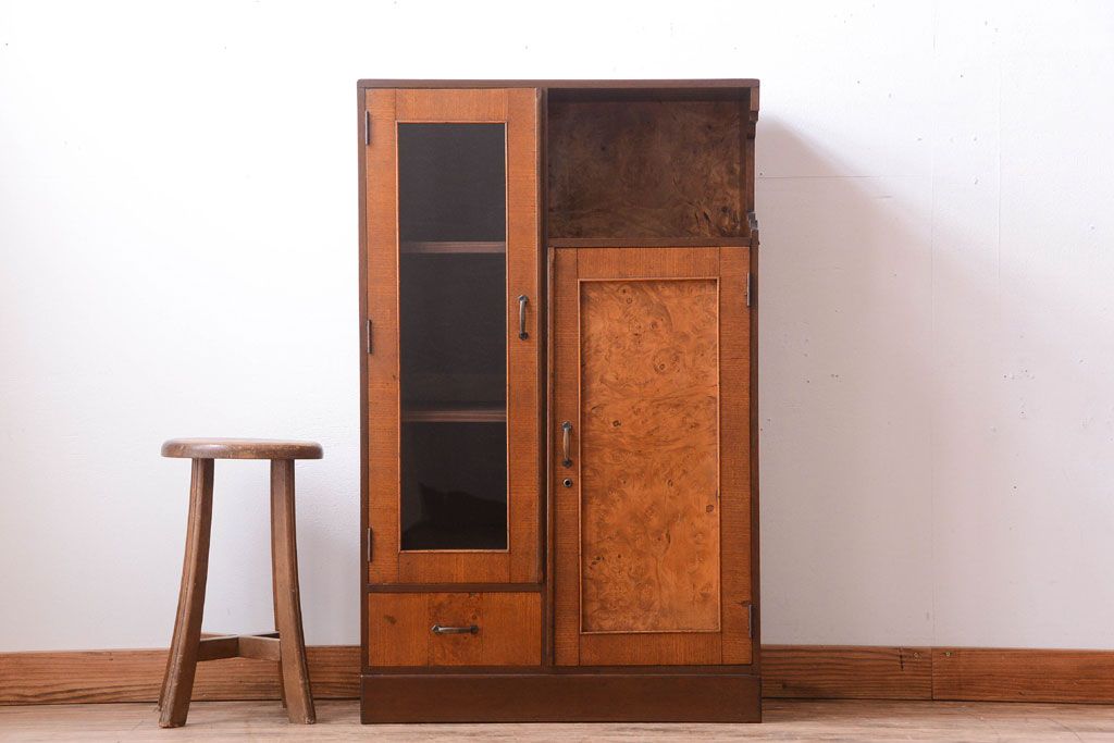 レトロ家具　昭和レトロ　古い木の小ぶりなアンティーク収納棚(下駄箱)