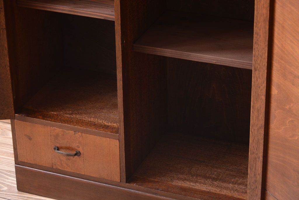 レトロ家具　昭和レトロ　古い木の小ぶりなアンティーク収納棚(下駄箱)