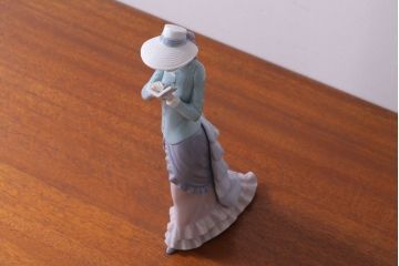アンティーク雑貨　リヤドロ(LLADRO) Reading 読書する貴婦人