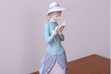 アンティーク雑貨　リヤドロ(LLADRO) Reading 読書する貴婦人