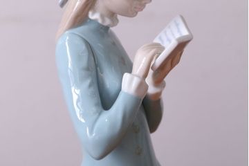 アンティーク雑貨　リヤドロ(LLADRO) Reading 読書する貴婦人