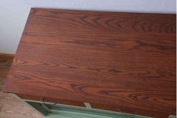 アンティーク家具　アンティーク　脚付き!かわいいペイントの横長カウンターテーブル収納棚
