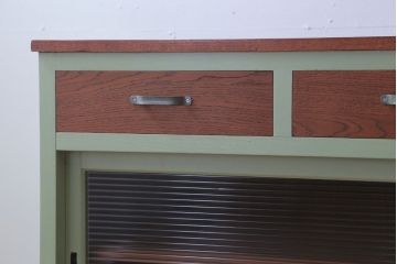 アンティーク家具　アンティーク　脚付き!かわいいペイントの横長カウンターテーブル収納棚