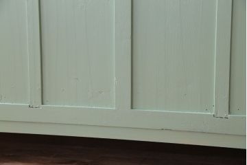 アンティーク家具　アンティーク　脚付き!かわいいペイントの横長カウンターテーブル収納棚