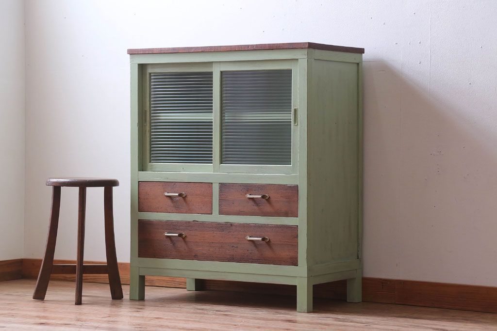 アンティーク家具　アンティーク　モールガラス入り!脚付きペイントサイドボード(収納棚)(1)