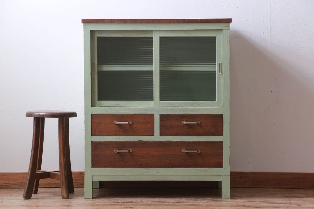 アンティーク家具　アンティーク　モールガラス入り!脚付きペイントサイドボード(収納棚)(1)