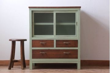 アンティーク家具　アンティーク　モールガラス入り!脚付きペイントサイドボード(収納棚)(1)