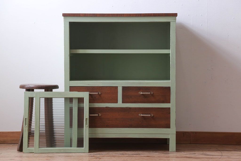 アンティーク家具　アンティーク　モールガラス入り!脚付きペイントサイドボード(収納棚)(1)