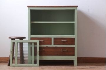 アンティーク家具　アンティーク　モールガラス入り!脚付きペイントサイドボード(収納棚)(1)