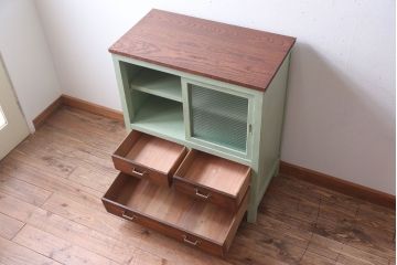 アンティーク家具　アンティーク　モールガラス入り!脚付きペイントサイドボード(収納棚)(1)