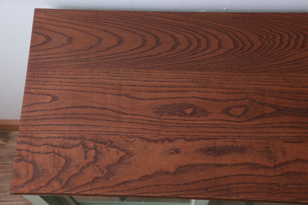 アンティーク家具　アンティーク　モールガラス入り!脚付きペイントサイドボード(収納棚)(1)