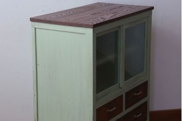 アンティーク家具　アンティーク　モールガラス入り!脚付きペイントサイドボード(収納棚)(1)