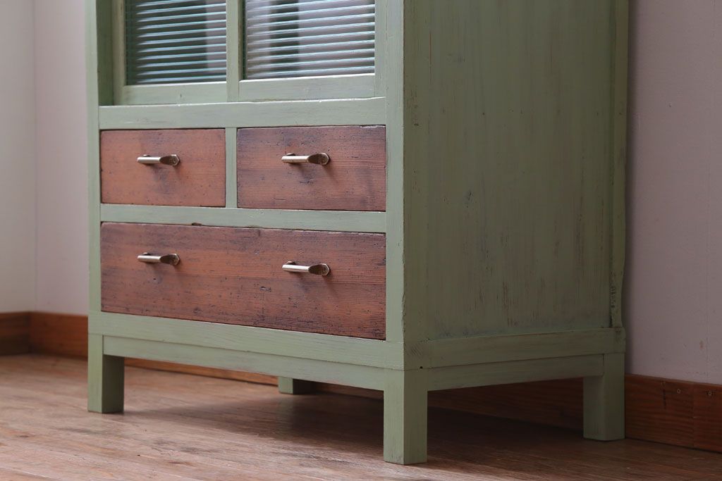 アンティーク家具　アンティーク　モールガラス入り!脚付きペイントサイドボード(収納棚)(1)