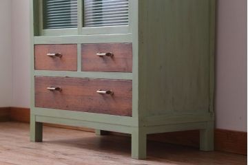 アンティーク家具　アンティーク　モールガラス入り!脚付きペイントサイドボード(収納棚)(1)