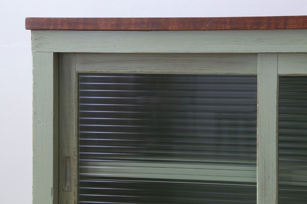 アンティーク家具　アンティーク　モールガラス入り!脚付きペイントサイドボード(収納棚)(1)