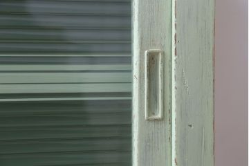 アンティーク家具　アンティーク　モールガラス入り!脚付きペイントサイドボード(収納棚)(1)