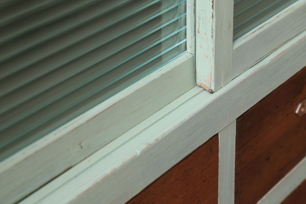 アンティーク家具　アンティーク　モールガラス入り!脚付きペイントサイドボード(収納棚)(1)