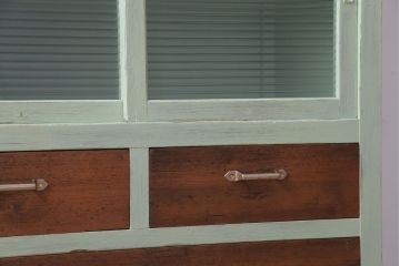 アンティーク家具　アンティーク　モールガラス入り!脚付きペイントサイドボード(収納棚)(1)