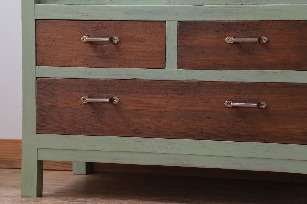 アンティーク家具　アンティーク　モールガラス入り!脚付きペイントサイドボード(収納棚)(1)