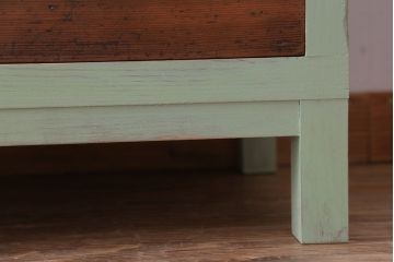 アンティーク家具　アンティーク　モールガラス入り!脚付きペイントサイドボード(収納棚)(1)