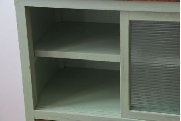 アンティーク家具　アンティーク　モールガラス入り!脚付きペイントサイドボード(収納棚)(1)