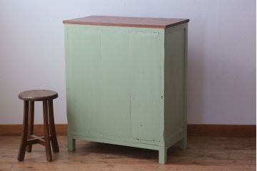 アンティーク家具　アンティーク　モールガラス入り!脚付きペイントサイドボード(収納棚)(1)