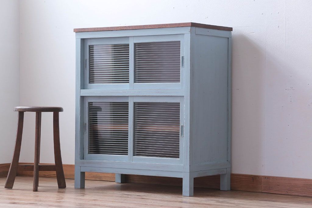 アンティーク家具　アンティーク　モールガラス入り!脚付きペイントサイドボード(収納棚)(2)