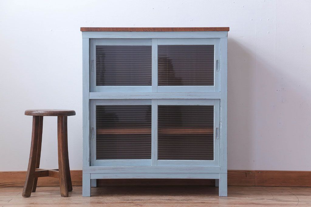 アンティーク家具　アンティーク　モールガラス入り!脚付きペイントサイドボード(収納棚)(2)