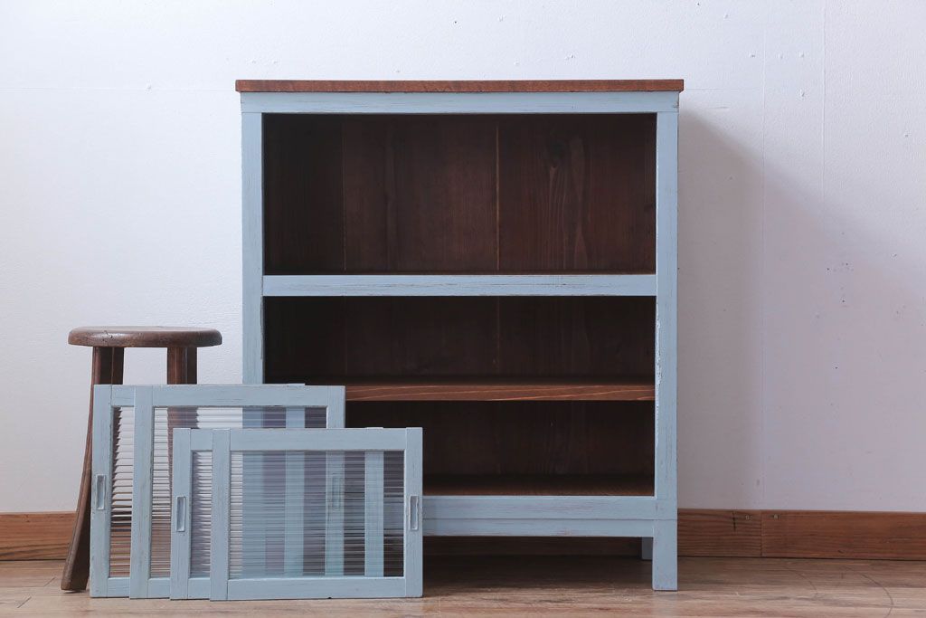 アンティーク家具　アンティーク　モールガラス入り!脚付きペイントサイドボード(収納棚)(2)