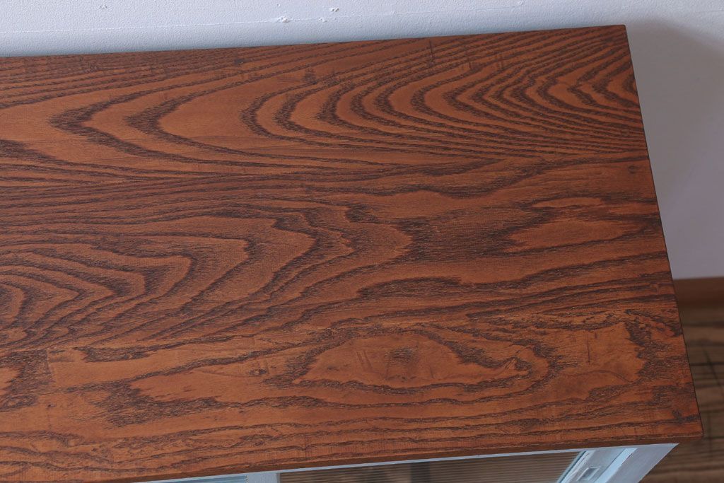 アンティーク家具　アンティーク　モールガラス入り!脚付きペイントサイドボード(収納棚)(2)