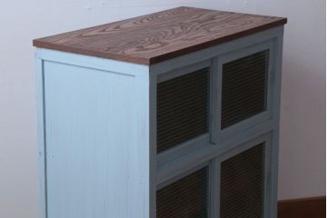 アンティーク家具　アンティーク　モールガラス入り!脚付きペイントサイドボード(収納棚)(2)