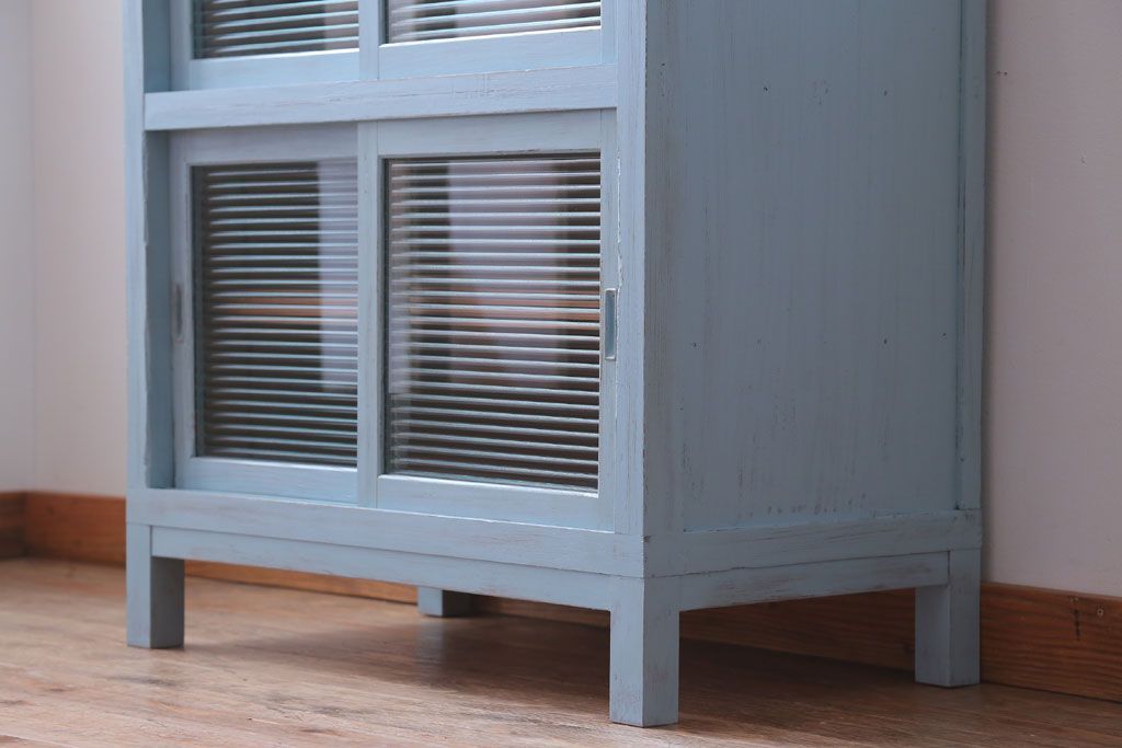 アンティーク家具　アンティーク　モールガラス入り!脚付きペイントサイドボード(収納棚)(2)