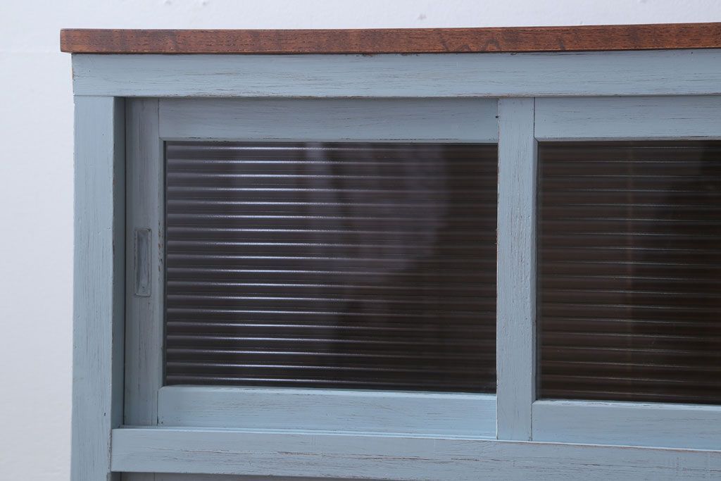 アンティーク家具　アンティーク　モールガラス入り!脚付きペイントサイドボード(収納棚)(2)